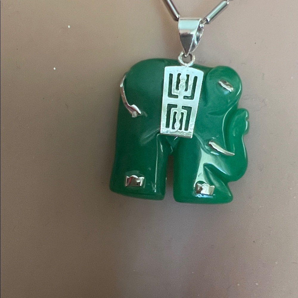 Green Elephant Jade Pendant 18 sterling silver Necklace - Picture 4 of 4